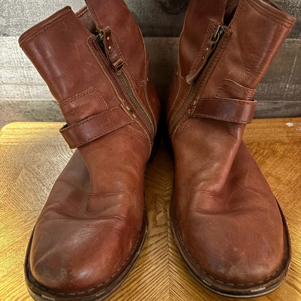 UGG Australia Women’s Fabrizia Short Brown Leather Harness Ankle Boots Sz 10 - Picture 9 of 9